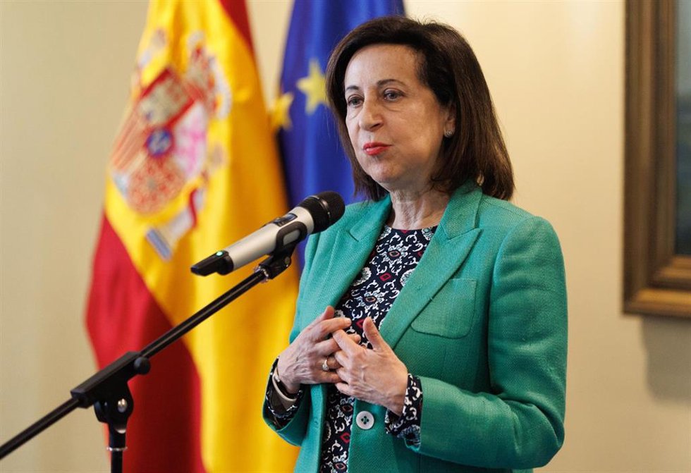 Archivo - La ministra de Defensa, Margarita Robles, interviene durante la entrega de un premio en el Ministerio de Defensa.