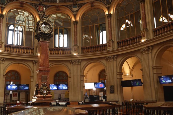 Archivo - Índices bursátiles en el Palacio de la Bolsa de Madrid.