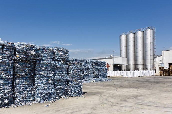Aliplast plants are specialized the recycling of post-consumer materials, such as bottles and everyday packaging. The recycled polymers include PET, LDPE, HDPE, and PP, transformed into granules or flakes for various uses, such as the subsequent productio