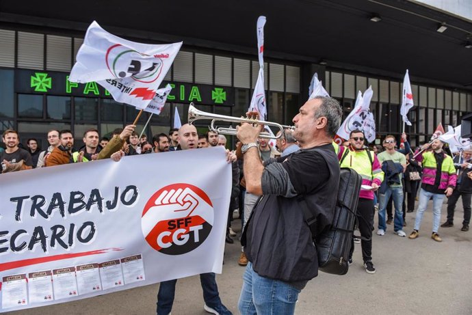 Varios trabajadores de Renfe y Adif durante una concentración por la huelga estatal, en la Estació de Sants, a 17 de marzo de 2025, en Barcelona, Catalunya (España). 