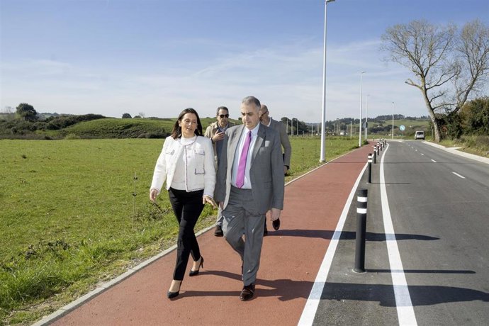 El Consejero De Fomento, Vivienda, Ordenación Del Territorio Y Medio Ambiente, Roberto Media, Y La Alcaldesa De Santa Cruz De Bezana, Carmen Pérez Tejedor, Inauguran El Paseo Peatonal Entre Preznes Y Soto De La Marina