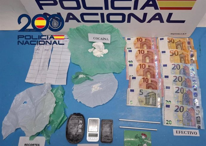 Cocaína, dinero y objetos hallados al desarticular un domicilio que actuaba como punto de venta de droga en El Puerto.
