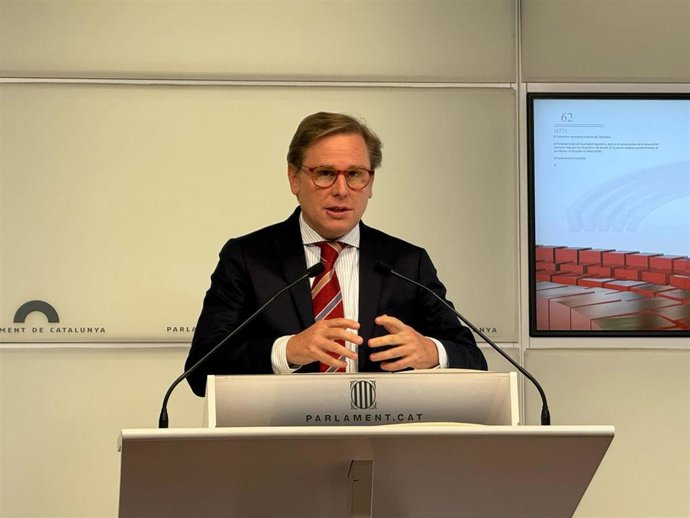 El portavoz de Vox en el Parlament, Joan Garriga, en rueda de prensa este martes