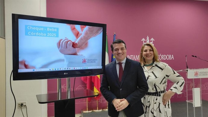 El alcalde de Córdoba, José María Bellido, y la teniente de alcalde delegada de Servicios Sociales, Eva Contador, informan sobre el procedimiento para las ayudas por nacimiento.