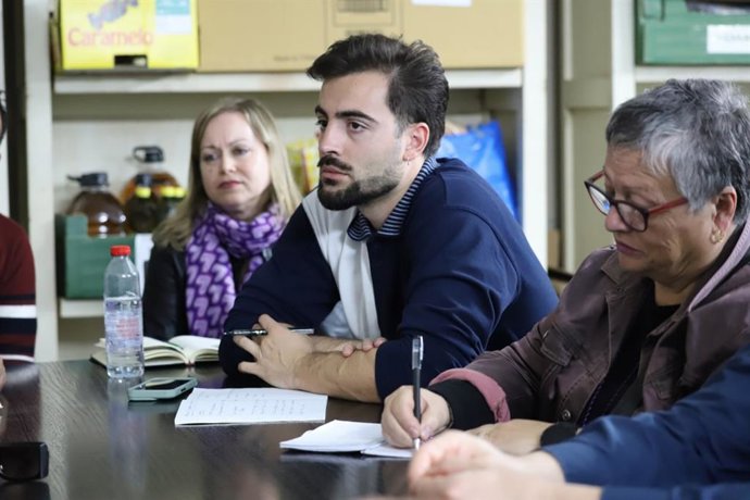 El coportavoz de Podemos Andalucía y parlamentario de Por Andalucía, José Manuel Jurado, durante la reunión en Lepe (Huelva) con representantes de Asnuci.