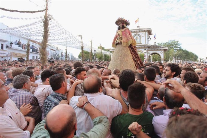 Archivo - Venida de la Virgen del Rocío a su pueblo de Almonte (Huelva) en 2019.