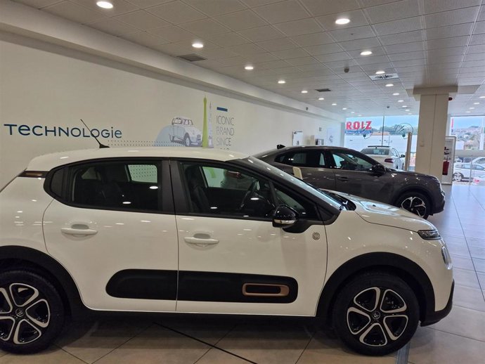 Archivo - Concesionario de vehículos.