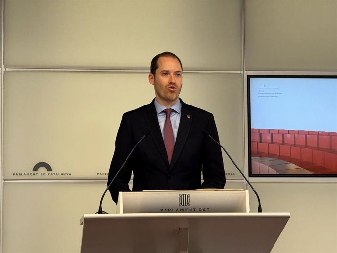 El portavoz del PP en el Parlament, Juan Fernández, en rueda de prensa este martes