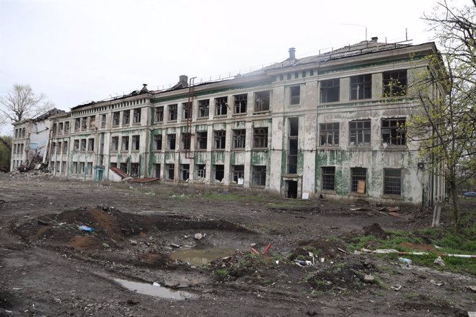 Archivo - April 12, 2023, Kostiantynivka, Donetsk Region, Ukraine: A school ruined by the rocket attack of the Russian troops is pictured in Kostiantynivka, Donetsk Region, eastern Ukraine.,Image: 768945932, License: Rights-managed, Restrictions: , Model 