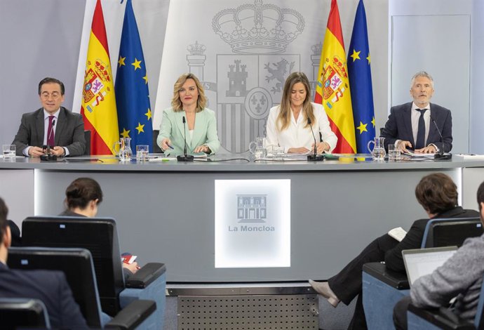 (I-D) El ministro de Asuntos Exteriores, Unión Europea y Cooperación, José Manuel Albares; la ministra portavoz, Pilar Alegría; la vicepresidenta tercera y ministra para la Transición Ecológica y el Reto Demográfico, Sara Aagesen, y el ministro del Interi