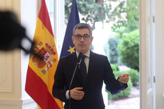 El ministro de la Presidencia, Justicia y Relaciones con las Cortes, Félix Bolaños, atiende a los medios de comunicación, en la sede del Ministerio, a 21 de marzo de 2025, en Madrid (España).