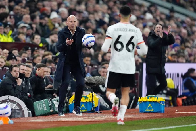 Archivo - Arne Slot le pasa un balón desde la banda a Trent Alexander-Arnold durante un partido del Liverpool