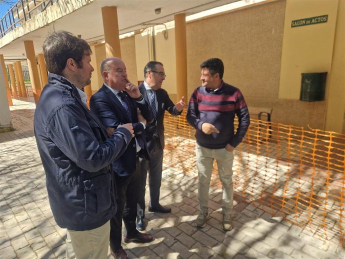 El delegado territorial de DEsarrollo Educativo, Miguel Briones, en una visita al IES Los Colegiales junto al alcalde de Antequera, Manuel Barón.
