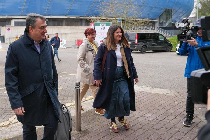 El nuevo presidente del Euzkadi Buru Batzar, Aitor Esteban (i), con Maitena Ipiñazar