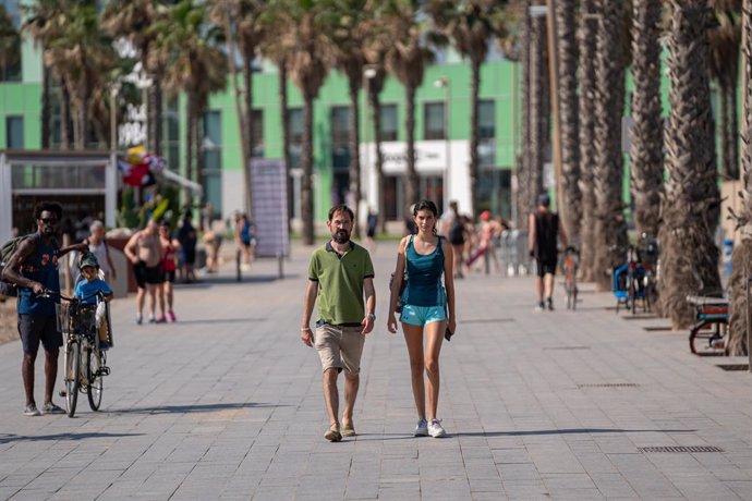 Archivo - Una parella passejant per la Barceloneta