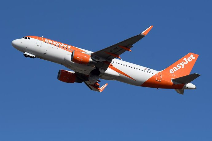 Archivo - 11 October 2021, Italy, Rome: An Airbus A320 EasyJet takes off at Leonardo da Vinci International Airport. Low-cost airline EasyJet plans to increase capacity in light of the high travel demand. Photo: Massimo Insabato/Mondadori Portfolio via ZU
