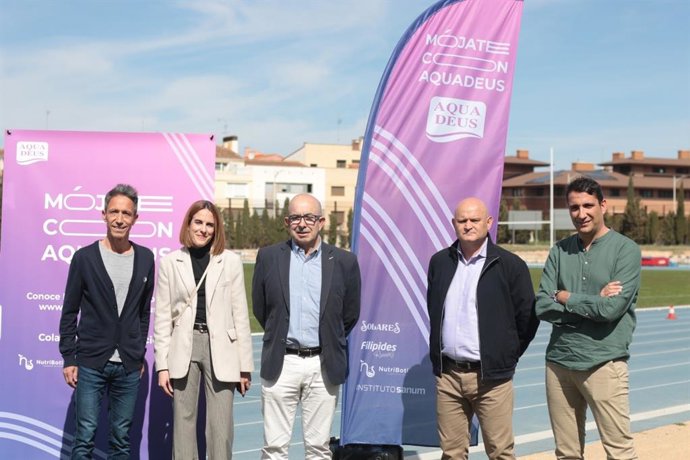 Severino Felipe, atleta y embajador de 'Mójate con Aquadeus'; Maxi López, responsable de Comunicación de Aquadeus; Julián Garre, director comercial de Aquadeus; Francisco Villaescusa, concejal de Deportes, y Daniel Sancha, diputado de Deportes