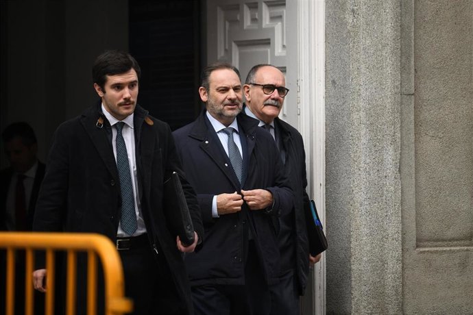 Archivo - El ex ministro de Transportes José Luis Ábalos (c) a su salida de declarar al Tribunal Supremo, el pasado 20 de febrero.