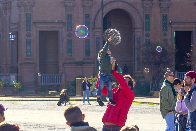 Archivo - Niños jugando con bolas de jabón en la Plaza de España a 03 de enero del 2023 en Sevilla (Andalucía, España) Aprovechando los últimos días festivos de navidad miles de turistas visitan uno de los lugares más emblemáticos de la ciudad, la Plaza d