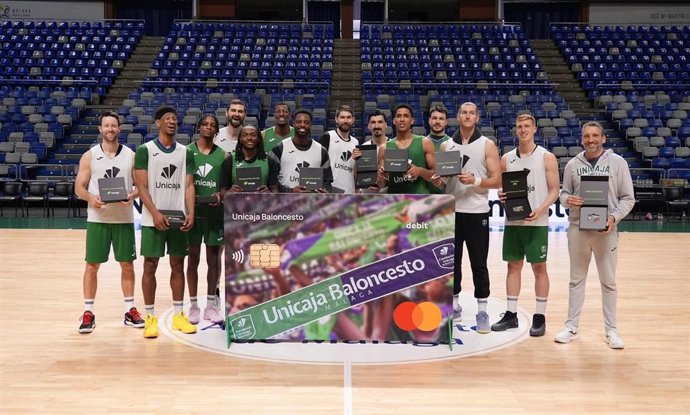 La entrega, en el  Palacio 'José María Martín Carpena' de Málaga, ha contado con la presencia de representantes del banco, que han entregado a los jugadores y al cuerpo técnico del equipo cajista esta tarjeta personalizada con los colores del equipo.