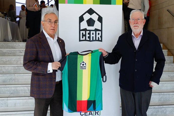 El presidente del Comité Olímpico Español (COE), Alejandro Blanco, junto al presidente de CEAR, Carlos Berzosa, posando con la camiseta del CEAR CF.