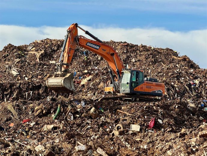 Archivo - Retirada de residuos en puntos de acopio tras la dana en Valencia