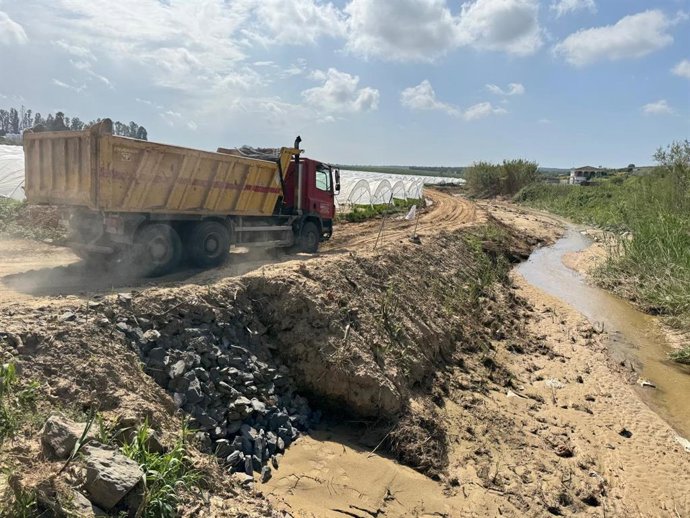 Limpieza y reparación de uno de los arroyos de la provincia de Huelva.