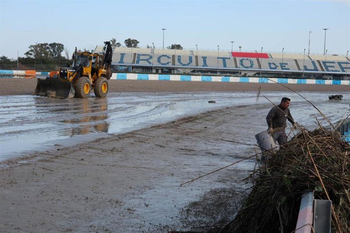 Operarios trabajando en el restablecimiento de la normalidad en una de las curvas del circuito de Jerez tras el paso de una tormenta.