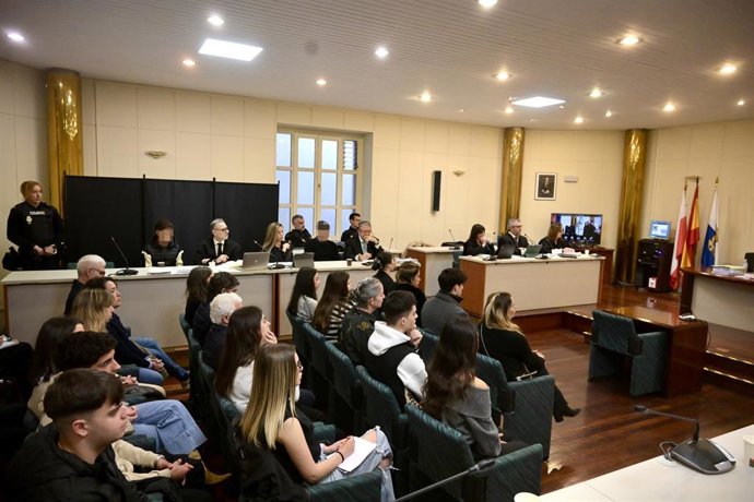 Los acusados durante un juicio por la muerte de un joven en febrero de 2024 en el apeadero de Boo tras una pelea, en la Audiencia Provincial de Santander, a 1 de abril de 2025, en Santander, Cantabria (España). 