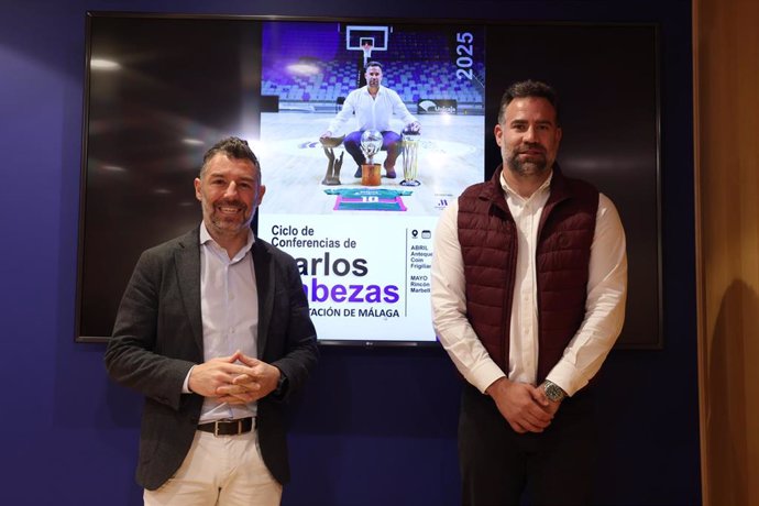 El vicepresidente y diputado de Deportes, Juan Rosas, junto al deportista Carlos Cabezas.
