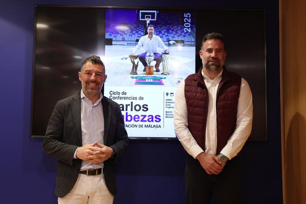 El vicepresidente y diputado de Deportes, Juan Rosas, junto al deportista Carlos Cabezas.