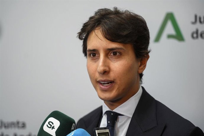 El torero peruano, Andrés Roca Rey, durante la II Edición de los Premios Andalucía de la Tauromaquia en el Palacio de San Telmo, a 26 de marzo de 2025 en Sevilla (Andalucía, España). El presidente de la Junta de Andalucía, Juanma Moreno, preside el acto d