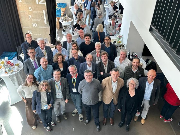 El conseller de Agricultura, Pesca y Medio Natural, Joan Simonet, con productores de Baleares en un acto en Colonia.