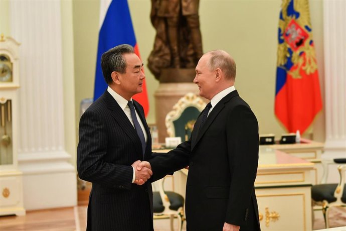 Archivo - Imagen de archivo del ministro de Exteriores de China, Wang Yi, durante una reunión con el presidente de Rusia, Vladimir Putin, en el Kremlin
