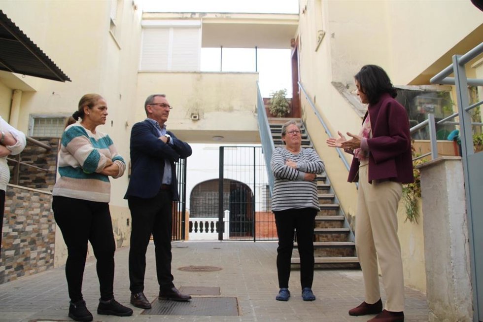 La delegada Susana Cayuelas, con el alcalde de El Cuervo, con ocasión de la rehabilitación energética prevista en 40 viviendas públicas en alquiler.