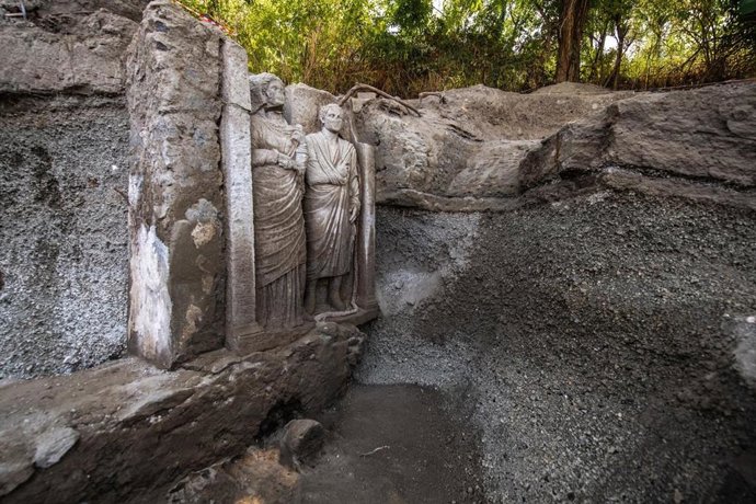Un proyecto de investigación de la Universitat de València descubre un relieve funerario de una tumba monumental en la Necrópolis de Porta Sarno de Pompeya
