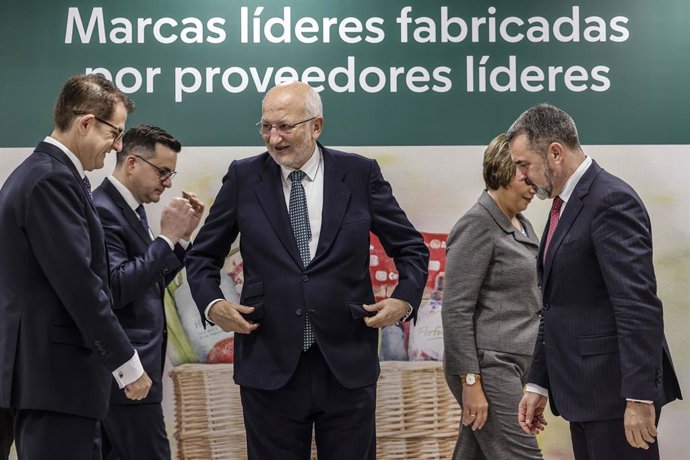 El president de Mercadona, Juan Roig (c), posa després d'una roda de premsa