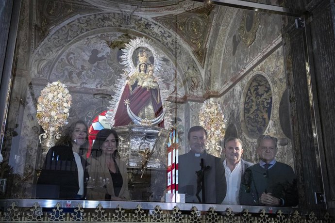 Fuentes (dcha.), durante su visita al camarín de la ermita de la Virgen de Belén de Palma del Río.
