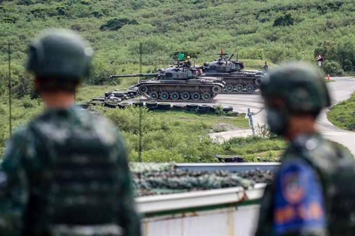 Archivo - Soldados taiwaneses montan guardia mientras se despliegan tanques durante un simulacro de fuego real de dos días en el condado de Pingtung, Taiwán, en 2022.