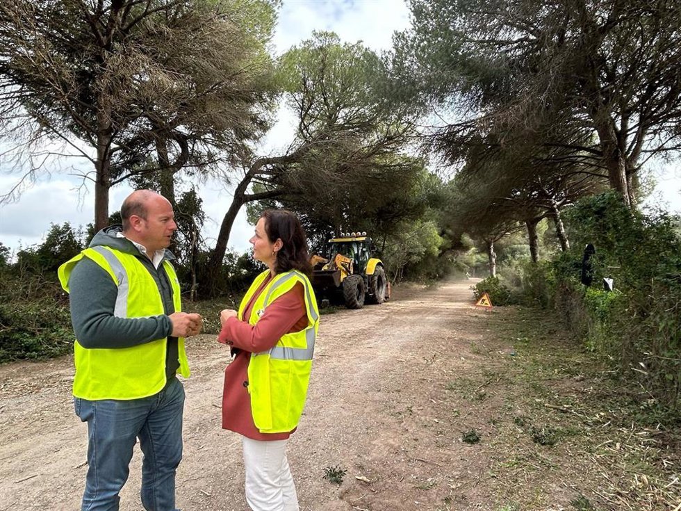 La secretaria general de Medio Ambiente y Cambio Climático de la Junta de Andalucía, María López Sanchís, y el delegado territorial de Sostenibilidad y Medio Ambiente en la provincia de Cádiz, Óscar Curtido, en Puerto Real.