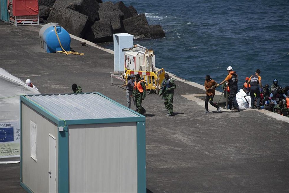 Archivo - Migrantes bajan de un cayuco a su llegada al puerto de La Restinga, a 21 de agosto de 2024, en El Hierro, Canarias (España)