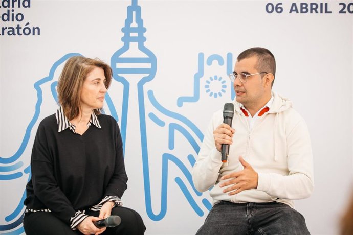 La directora general de ProFuturo, Magdalena Brier, y el atleta paralímpico y embajador de la Carrera ProFuturo, en la presentación del XXIV Movistar Madrid Medio Maratón y la IX Carrera ProFuturo este martes en Madrid.