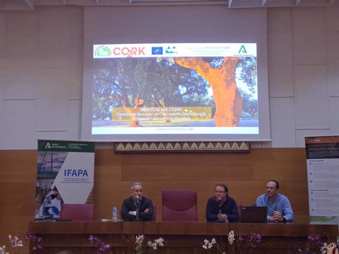 Martínez (izda.) interviene en la jornada técnica celebrada en el Ifapa 'Alameda del Obispo' de Córdoba.
