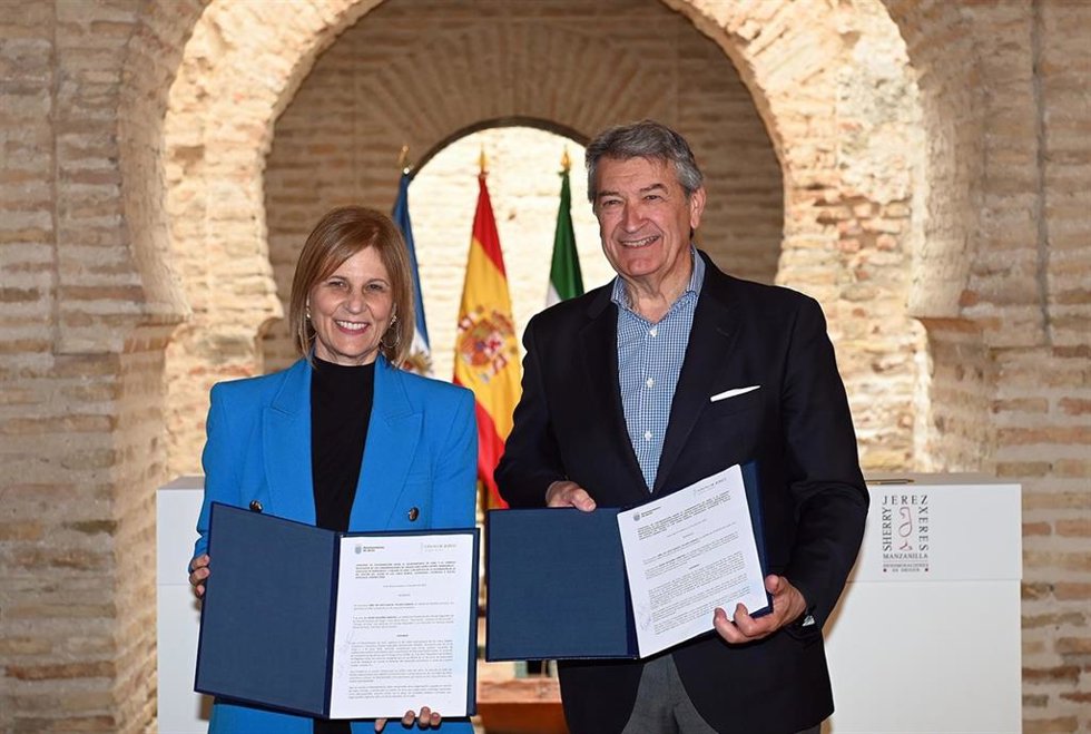 La alcaldesa de Jerez de la Frontera (Cádiz), María José García-Pelayo, y el presidente del Consejo Regulador de la DO Jerez-Xérs-Sherry y Manzanilla, César Saldaña, firman convenio para Vinoble 2026