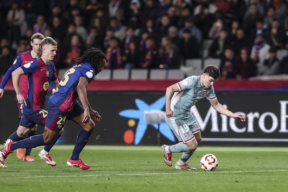 Archivo - El argentino del Atlético de Madrid Julián Álvarez disputa el balón en el encuentro de ida de las semifinales de la Copa del Rey.