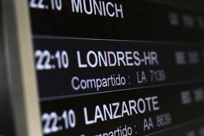 Archivo - Un panel que anuncia la llegada de un vuelo de Londres.