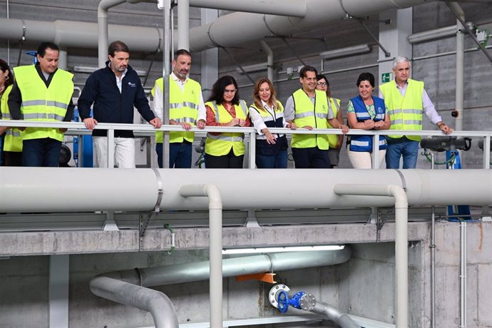 La presidenta del Cabildo de Tenerife, Rosa Dávila (c), en una visita a la depuradora comarcal de Valle de Güímar