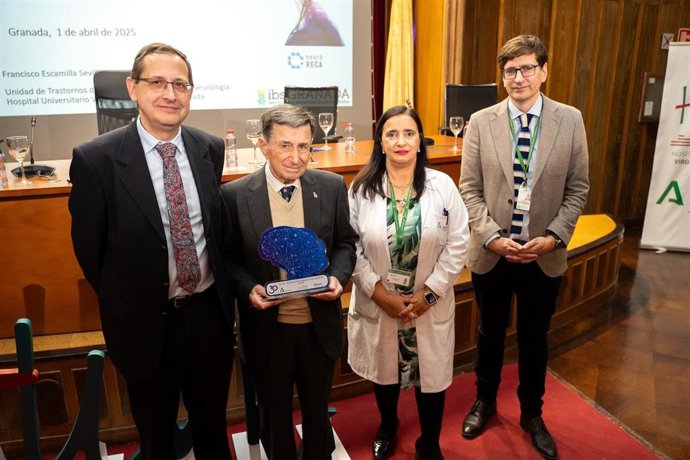 Ventura Arjona, segundo por la izquierda en la imagen, ha sido reconocido en el Hospital Virgen de las Nieves, en un acto con su directora, María Ángeles García Rescalvo