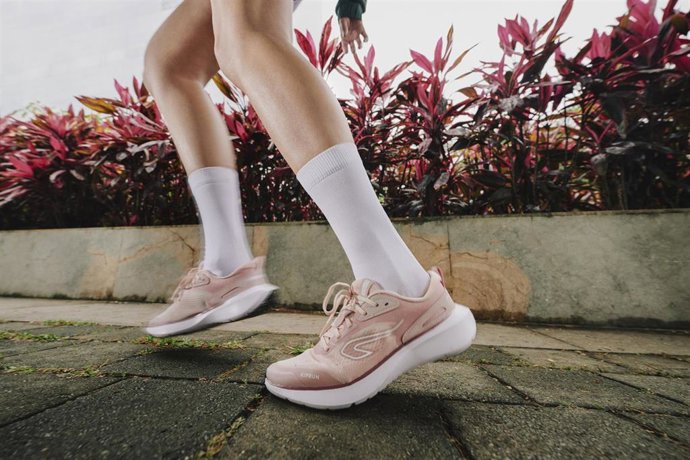 Archivo - Decathlon presenta su colección de primavera multifuncional y accesible para disfrutar del deporte al aire libre.