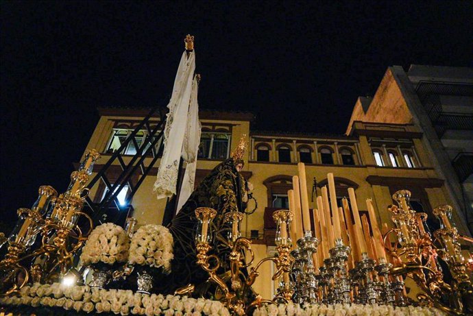 Archivo - Hermandad de la Soledad de San Lorenzo a su llegada al comienzo de la Carrera Oficial, como imagen de recurso.